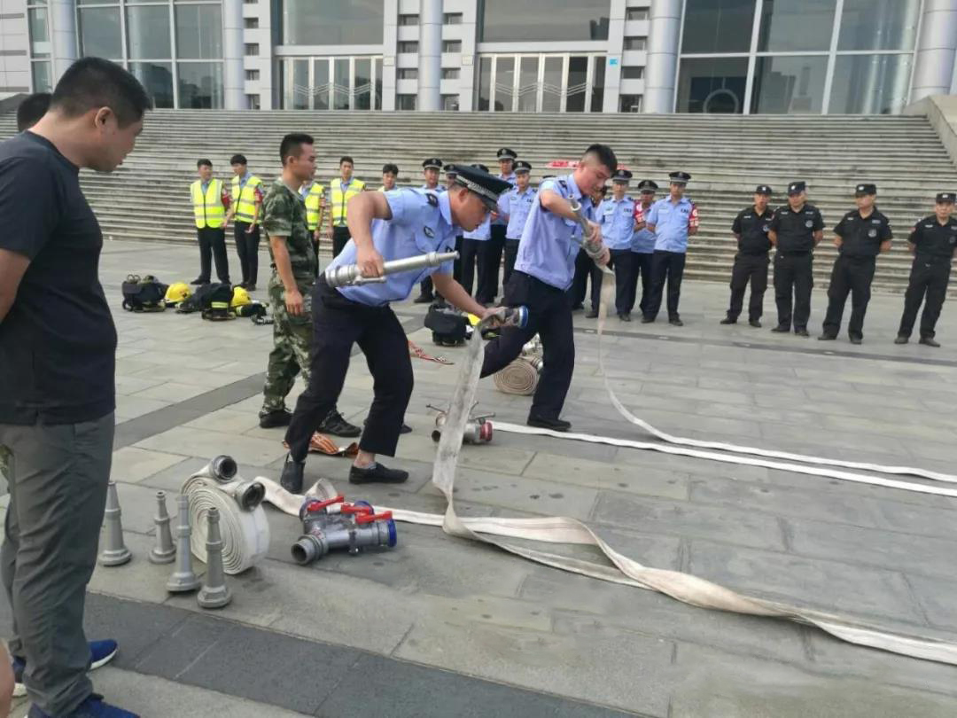 南昌清大东方消防培训学校在市政府行政中心开展消防培训演练