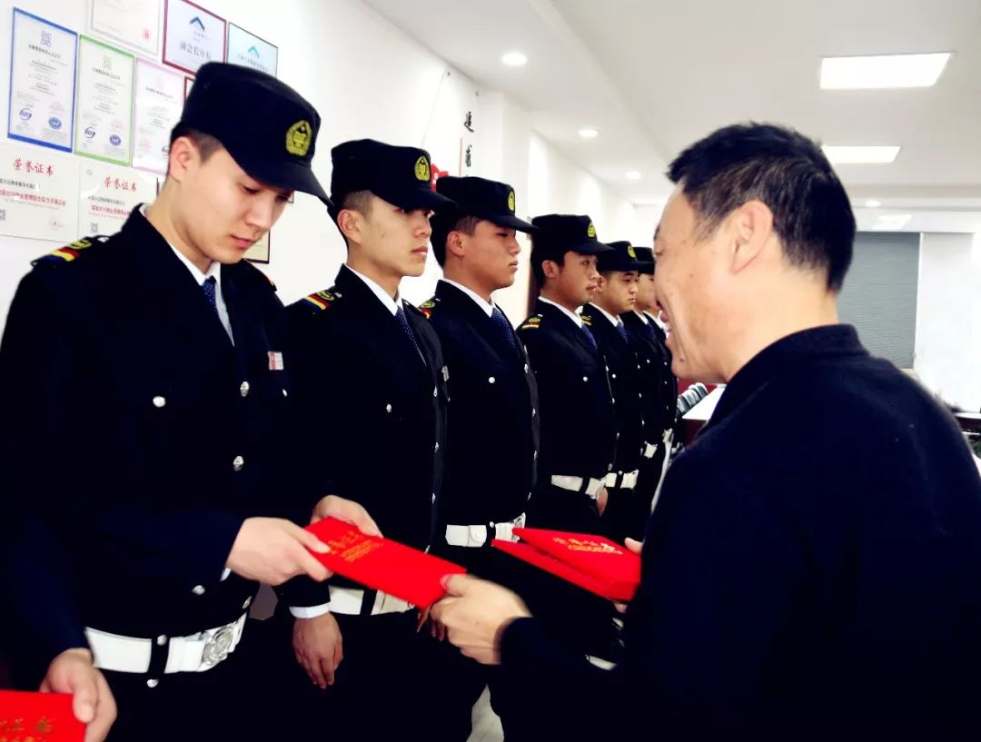 河北省清大东方消防培训学校校长刁占恒为优秀学员颁发证书